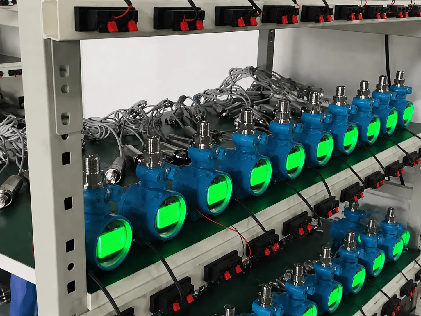 Pressure transmitters operating on a powered 24-hour aging rack